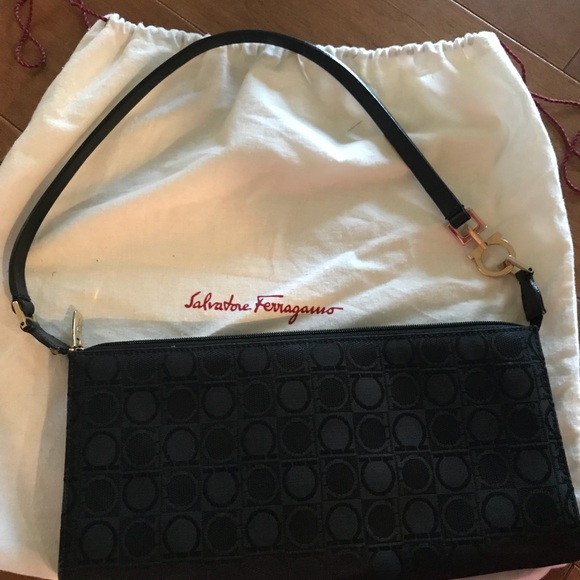 🎉HP🎉FERRAGAMO🎉baguette handbag - Picture 3 of 8